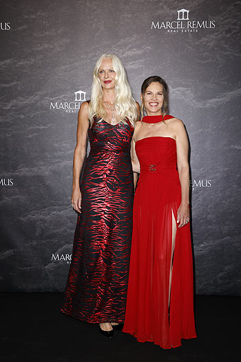 Claire Farwell und Hilary Swank bei der Remus Lifestyle Night am 31.07.2025 in Palma de Mallorca (©Foto: Franziska Krug/Marcel Remus via Getty Images) 